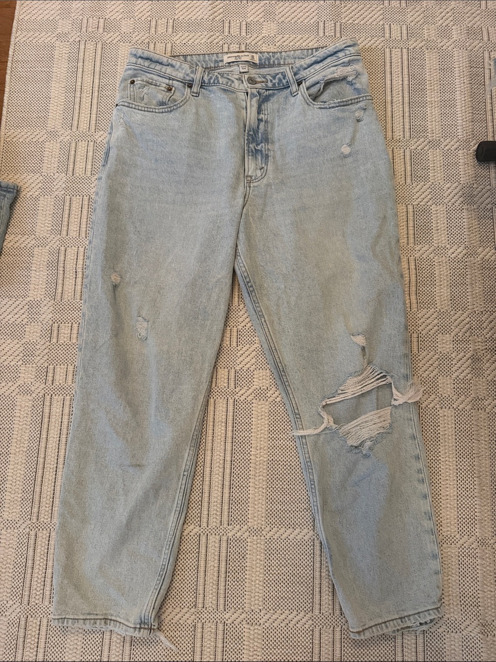 Abercrombie & Fitch Light the mom high rise Blue Ripped Relaxed Jeans